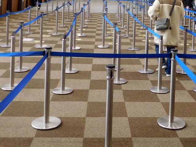 ベルトパーテーション（展示施設などの入場口）